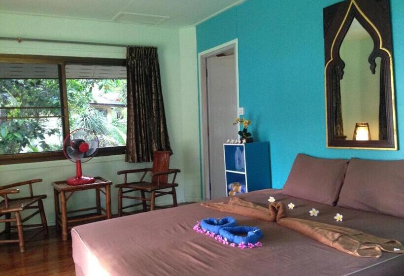 بنجلو قياسى مطل على البحر, Phayam Friends