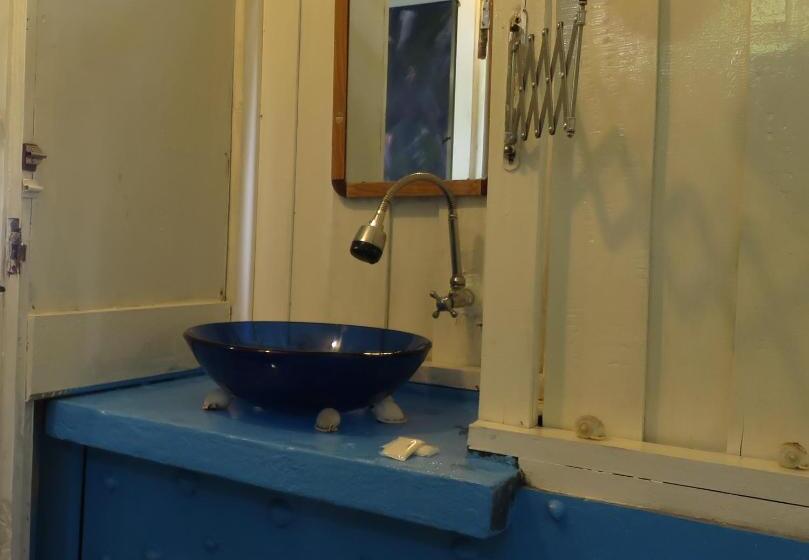 بنجلو قياسى مطل على البحر, Phayam Friends