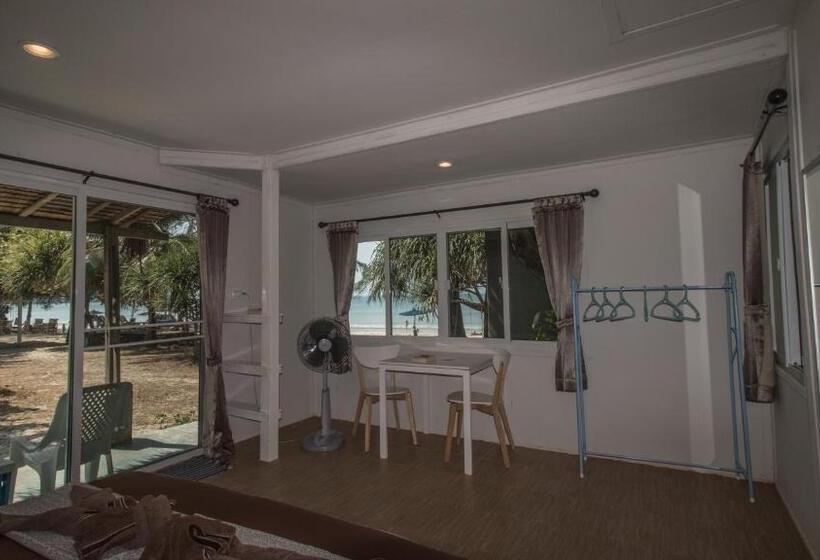 بنجلو قياسى مطل على البحر, Phayam Friends