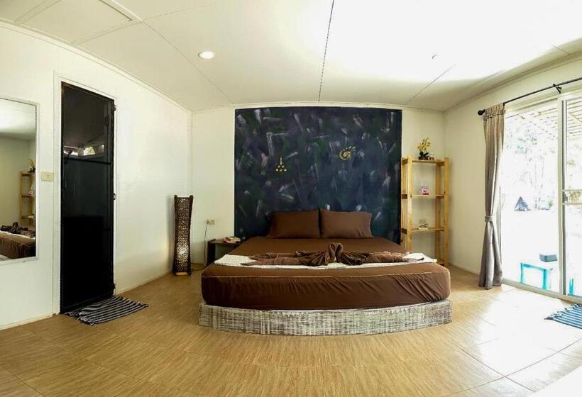 بنجلو قياسى مطل على البحر, Phayam Friends