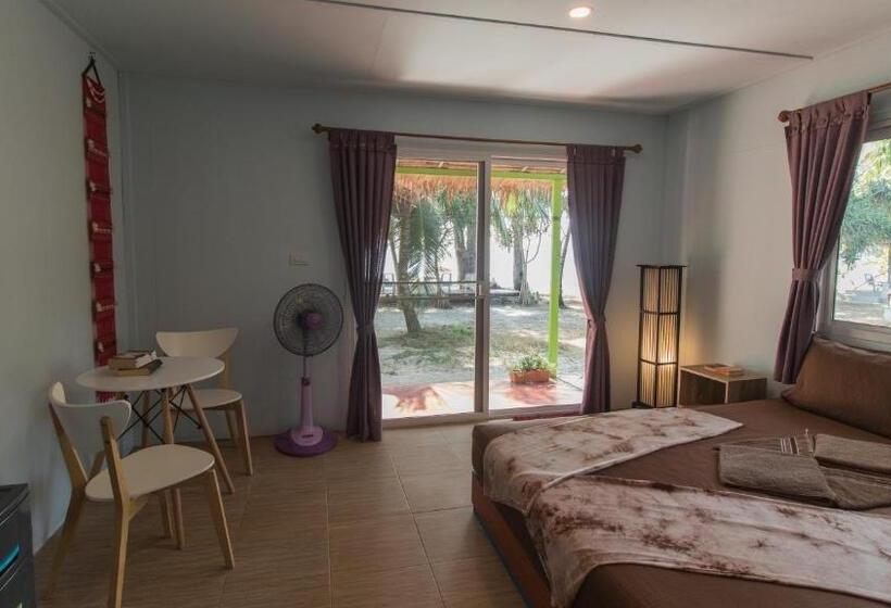 غرفة عائلية مطلّة علي البحر, Phayam Friends