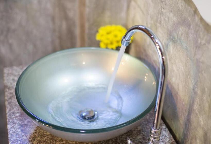 غرفة قياسية مزوَّدة بشُرفة, Suksatan Lamphun