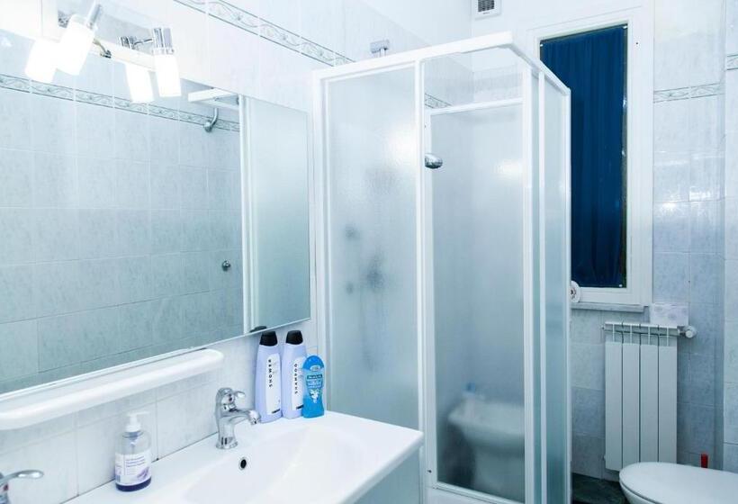 اتاق استاندارد سه تخته با سرویس بهداشتی مشترک, Bbc Christian Bed & Breakfast