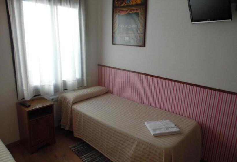 Номер Стандарт Трехместный, Hostal La Lluna