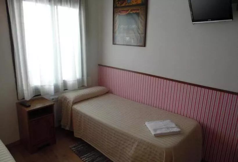 スタンダードトリプルルーム, Hostal La Lluna