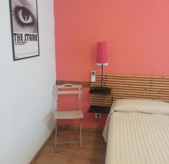 اتاق استاندارد چهار تخته, Hostal La Lluna