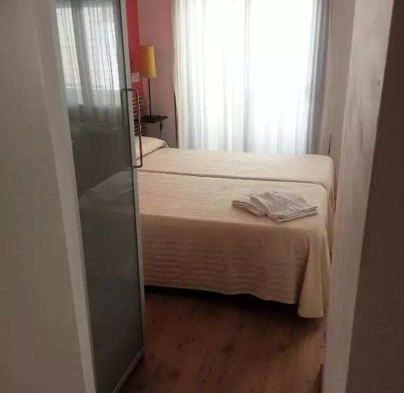 スタンダード４人部屋, Hostal La Lluna