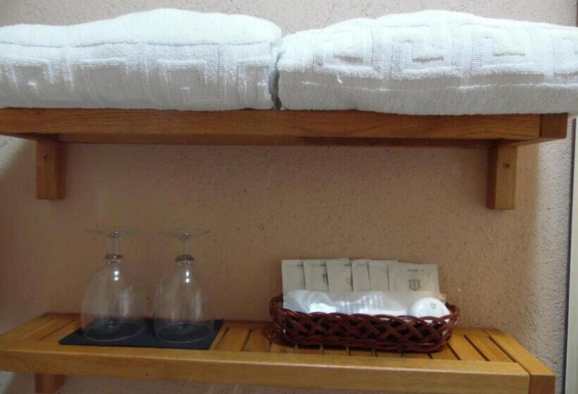 اتاق استاندارد چهار تخته, Hostal La Lluna