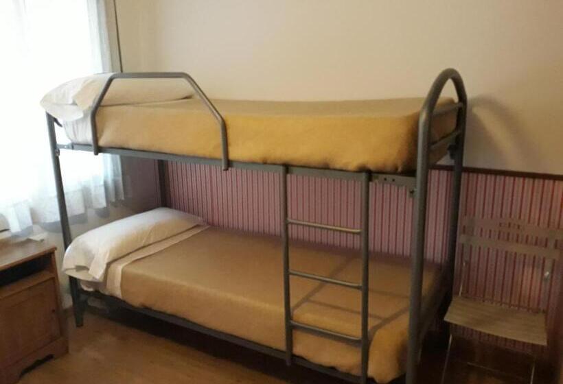 Четырехместный Номер Стандарт, Hostal La Lluna