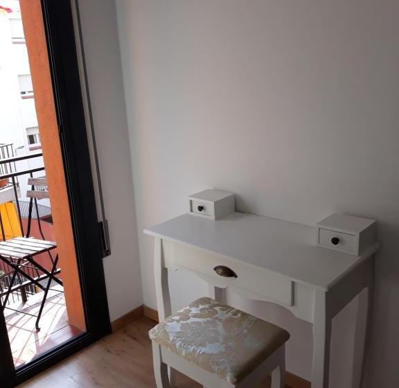 Номер Стандарт Индивидуальный с Балконом, Hostal La Lluna