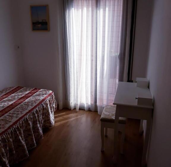 Номер Стандарт Индивидуальный с Балконом, Hostal La Lluna