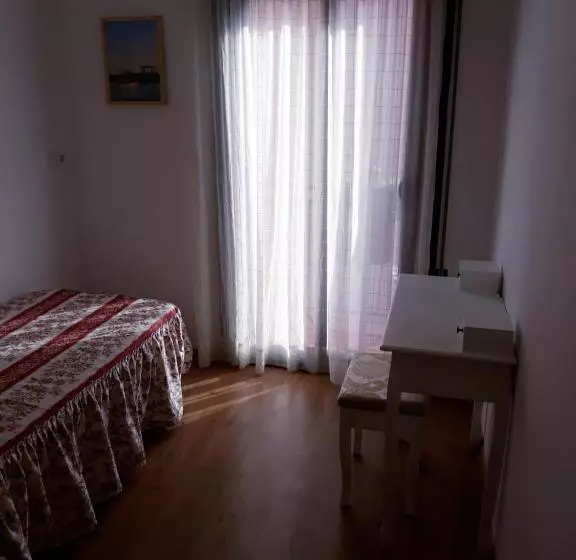 バルコニー付きシングルスタンダードルーム, Hostal La Lluna