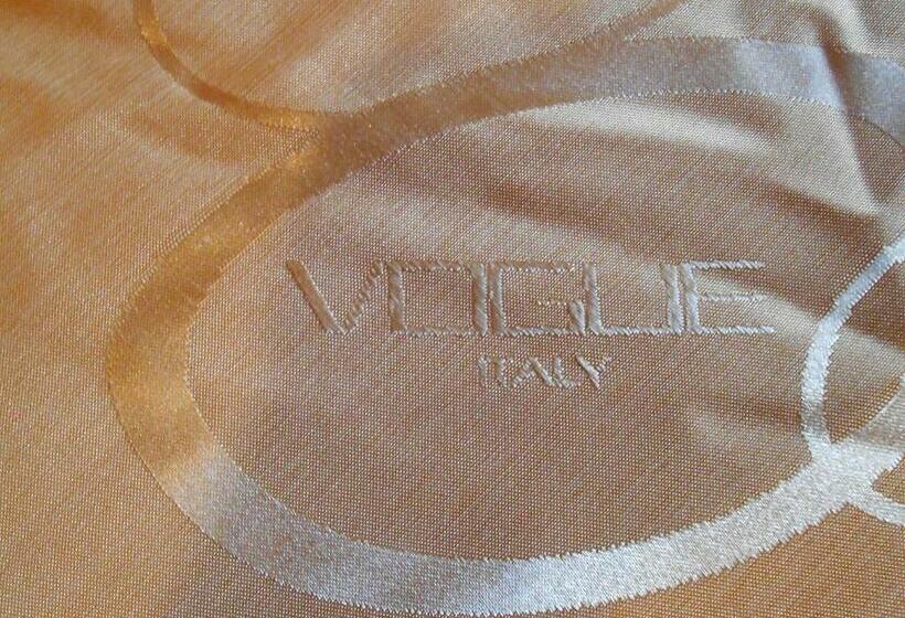 اتاق استاندارد سه تخته با سرویس بهداشتی مشترک, Aline