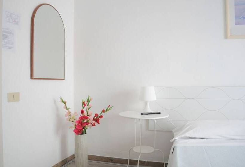 اتاق استاندارد سه نفره, Cecile