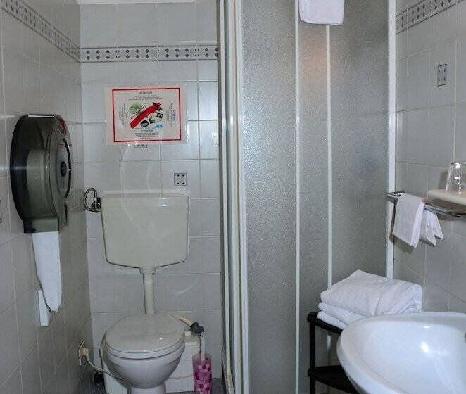 اتاق استاندارد سه نفره, Cecile