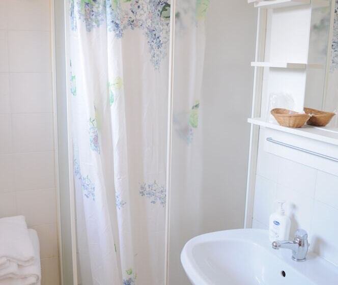 اتاق استاندارد سه نفره, Cecile