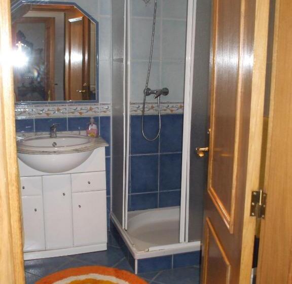 חדר סטנדרט לארבעה, Dinas Guesthouse