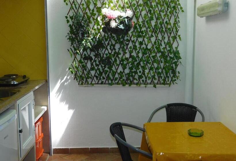 חדר לארבעה סטנדרטי עם מרפסת, Dinas Guesthouse