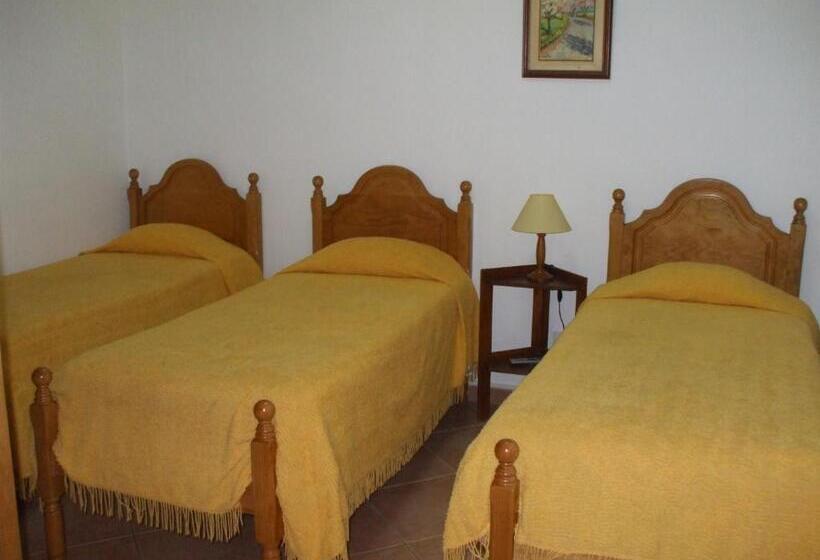חדר לארבעה סטנדרטי עם מרפסת, Dinas Guesthouse