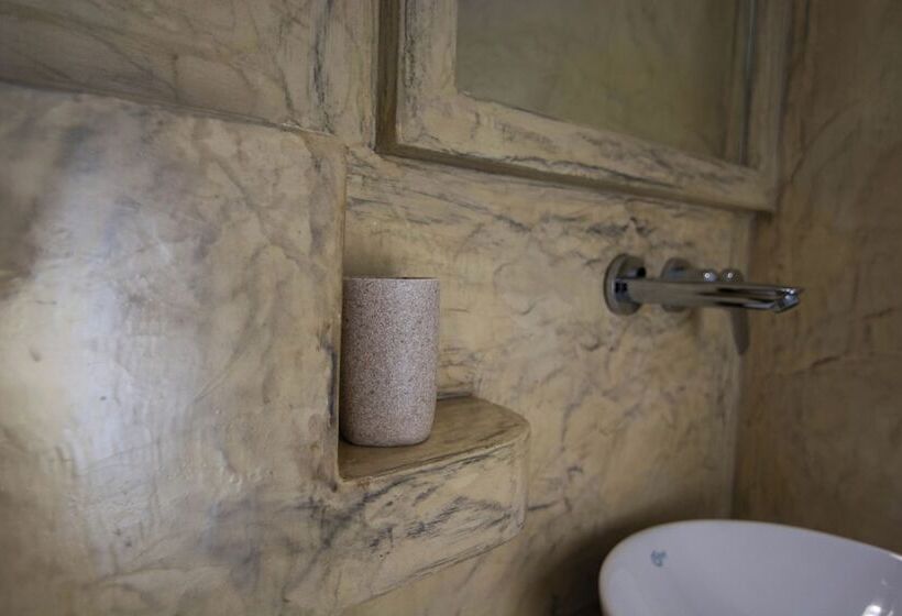 إستوديو قياسى, Phevos Villa