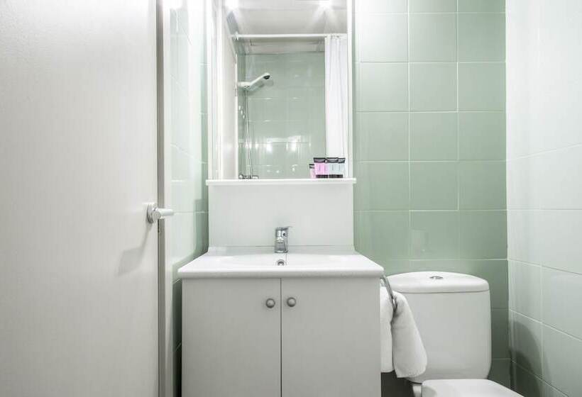 غرفة قياسية رباعية, Residencia Universitaria Blas De Otero