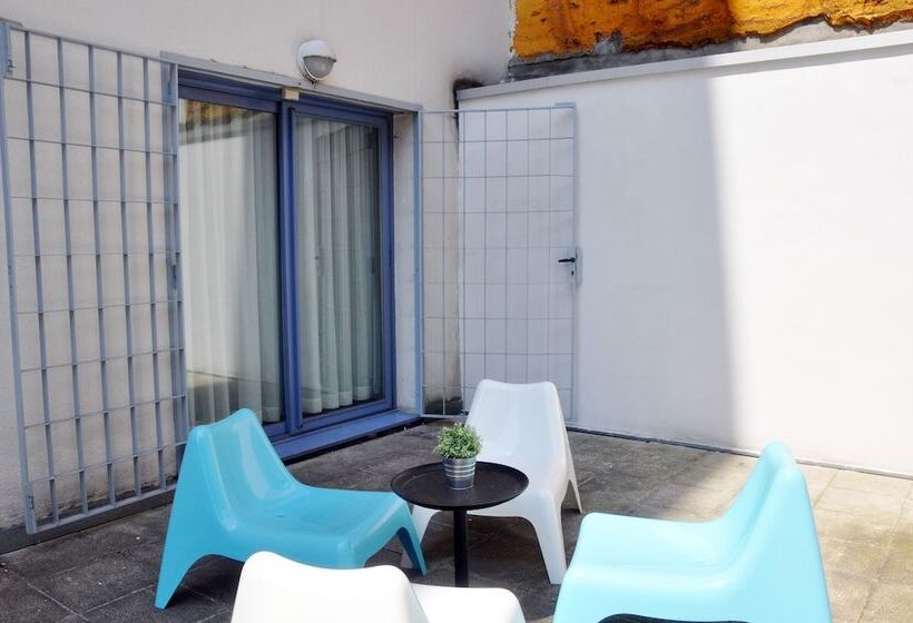 ファミリーステューディオ, Residencia Universitaria Blas De Otero