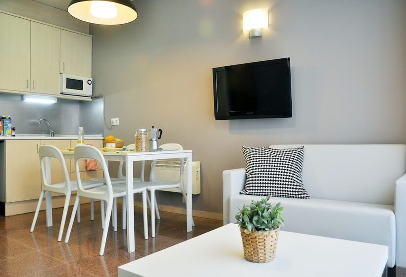 إستديو عائلى, Residencia Universitaria Blas De Otero