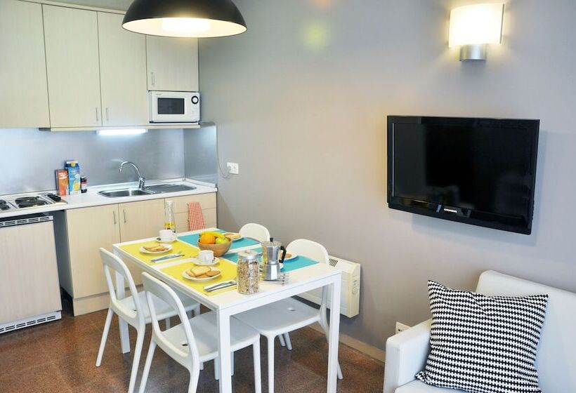 إستديو عائلى, Residencia Universitaria Blas De Otero