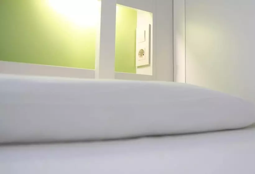 Bed in Shared Room with Shared Bathroom, Sant Jordi Hostels Sagrada Familia