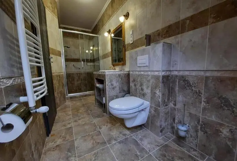 اتاق استاندارد سه نفره, Borostyán Panzió