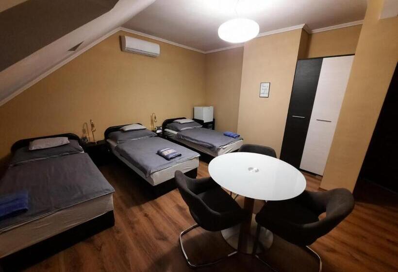 اتاق استاندارد سه نفره, Borostyán Panzió