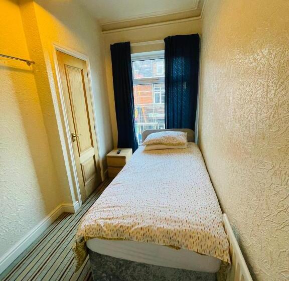 标准单人间, The Roadhouse