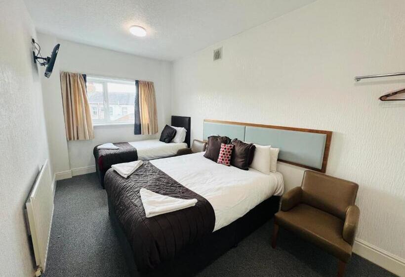 标准三人间, The Roadhouse