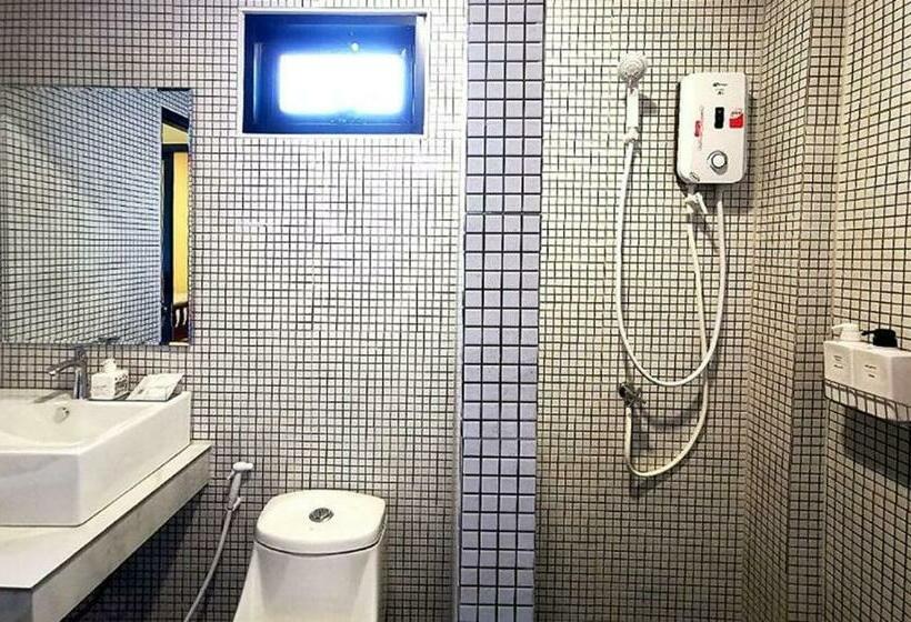 اتاق لوکس, The Middle Town Sha