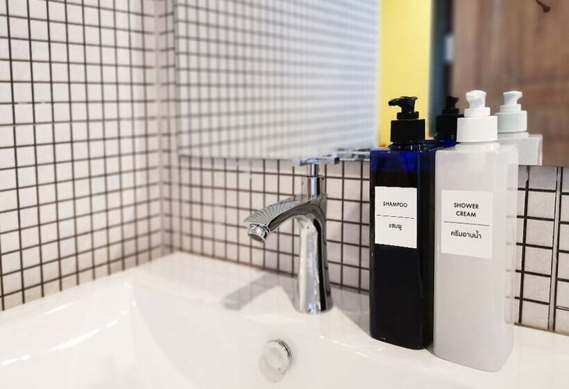 اتاق لوکس, The Middle Town Sha