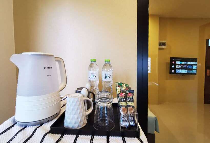 اتاق لوکس, The Middle Town Sha