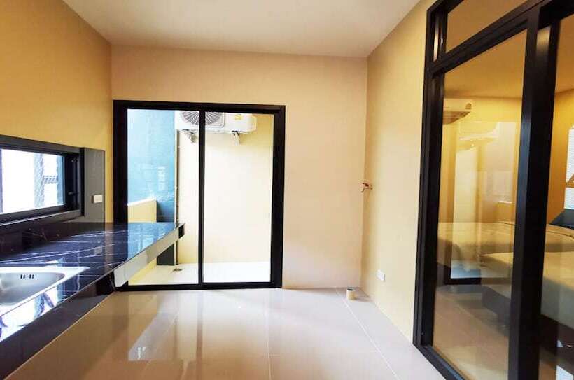 اتاق لوکس, The Middle Town Sha