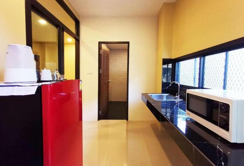 اتاق لوکس, The Middle Town Sha