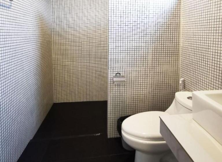 اتاق لوکس, The Middle Town Sha