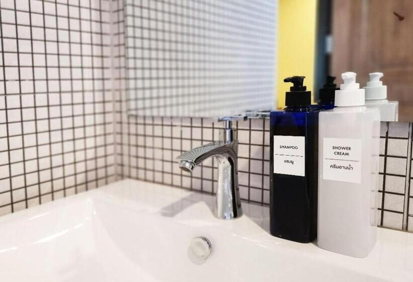 اتاق لوکس, The Middle Town Sha