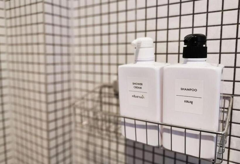 اتاق لوکس, The Middle Town Sha