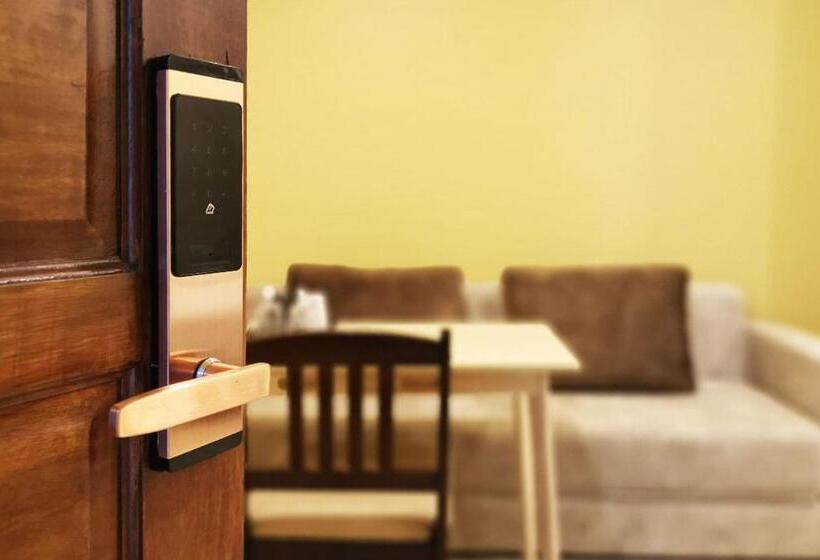 اتاق لوکس, The Middle Town Sha