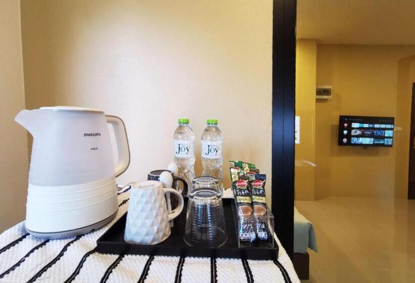 اتاق لوکس, The Middle Town Sha