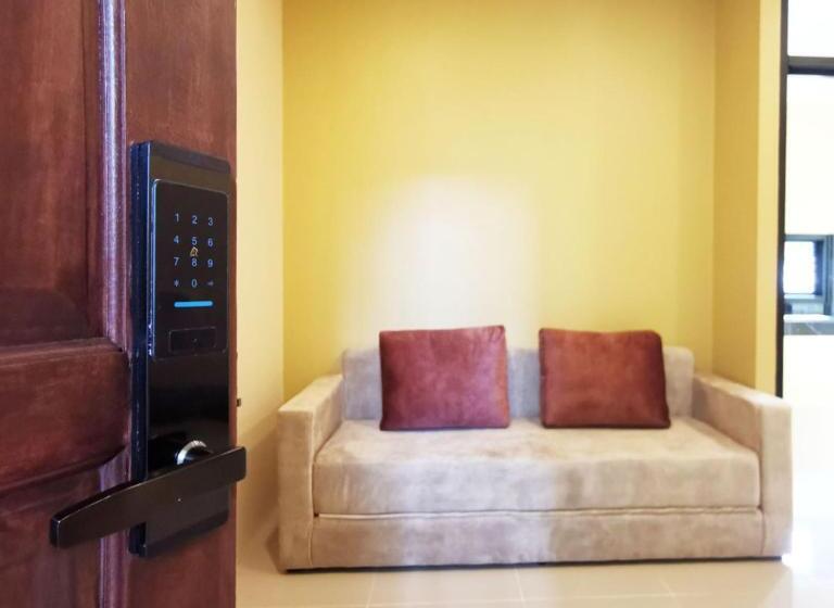 اتاق لوکس, The Middle Town Sha