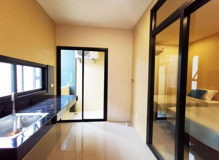 اتاق لوکس, The Middle Town Sha