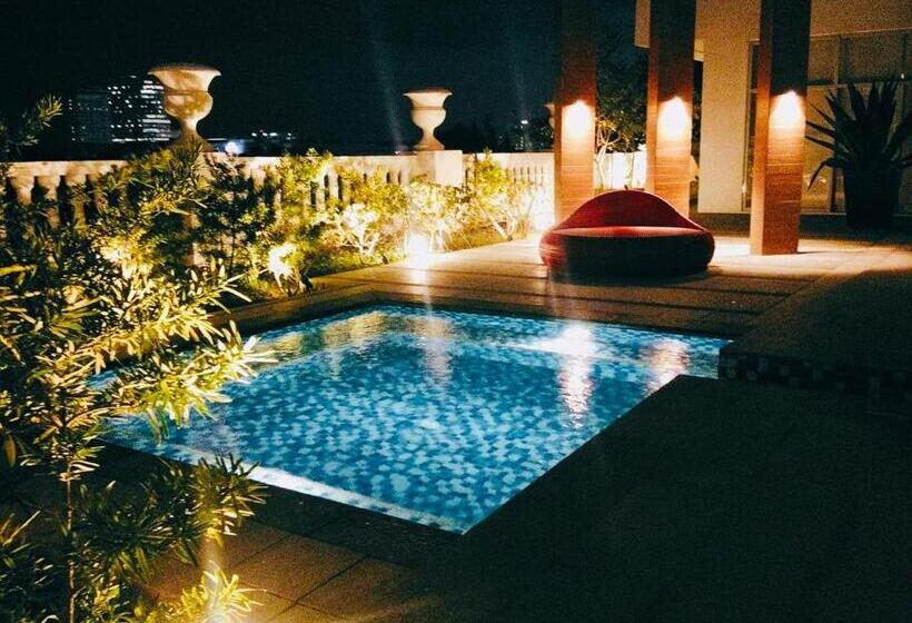 1 Bedroom Penthouse Apartment, 2 Br Corner Executive Suite At Lafayette Park Square Megaworld Blvd Unit 5h