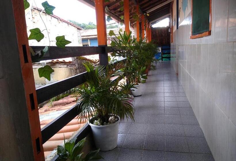 اتاق استاندارد سه نفره, Shark Tubarao Suites Central Area