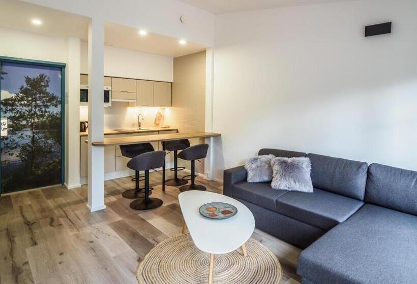 Suite with lake view, Polku Hotelli