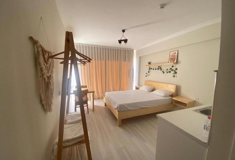 استودیوی استاندارد, Santa Suites Near Saint Nicholas Church