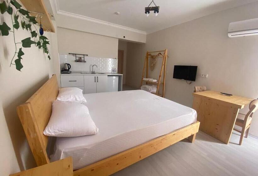 استودیوی استاندارد, Santa Suites Near Saint Nicholas Church